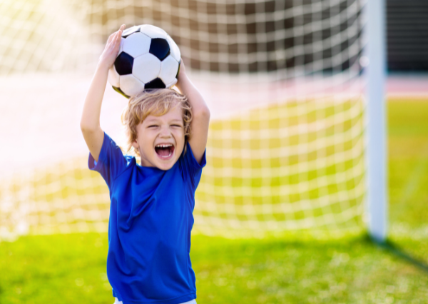 サッカーを楽しむ子ども