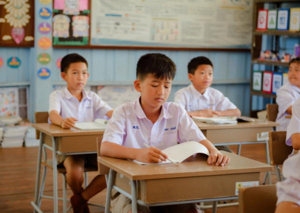 静かに授業を受ける子ども