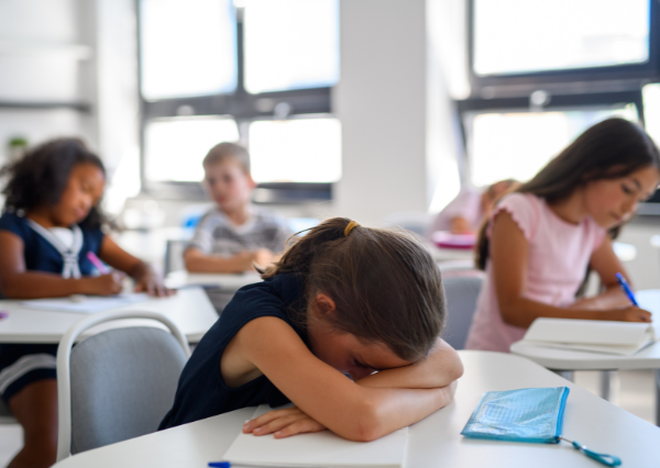 ふさぎ込む子ども