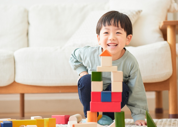 積み木に成功した子ども