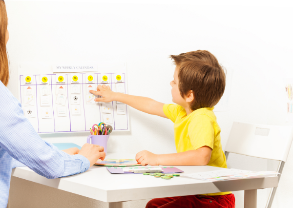 予定表を確認する子ども
