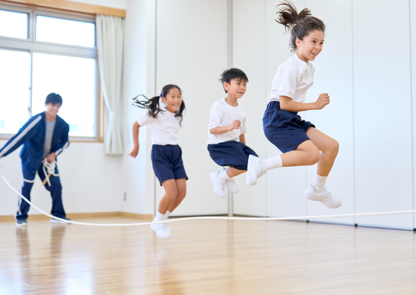 縄跳びに励む子どもたち
