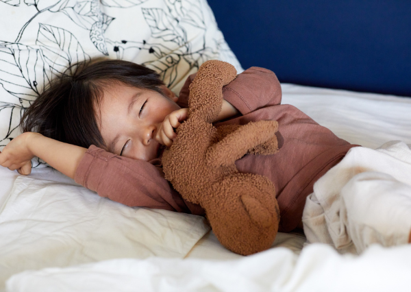 ぬいぐるみを抱っこする子ども