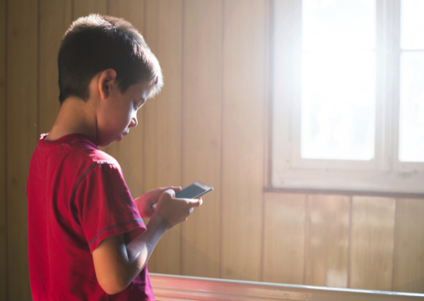 スマホに夢中になる子ども