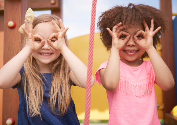 無邪気に遊ぶ子どもたち