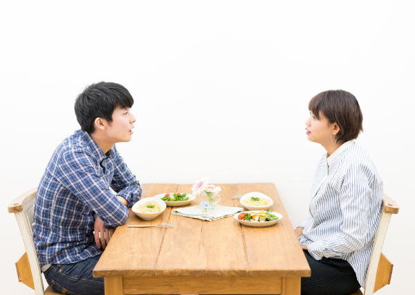 話し合いをする夫婦