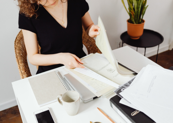 手続きをする親のイメージ