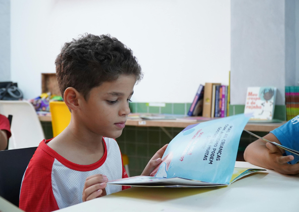 学級で学ぶ生徒のイメージ