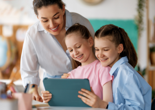 学習をする先生と生徒