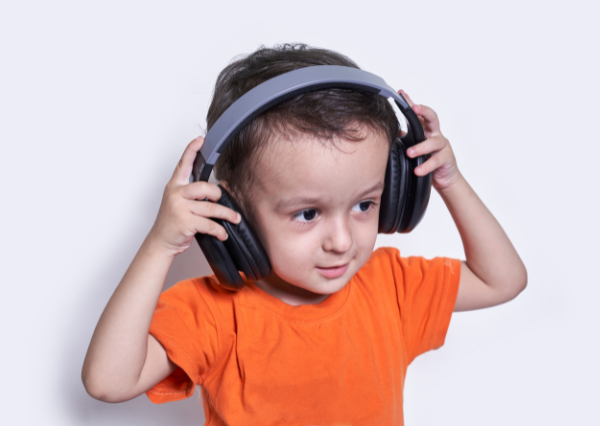 ヘッドホンをつける子ども